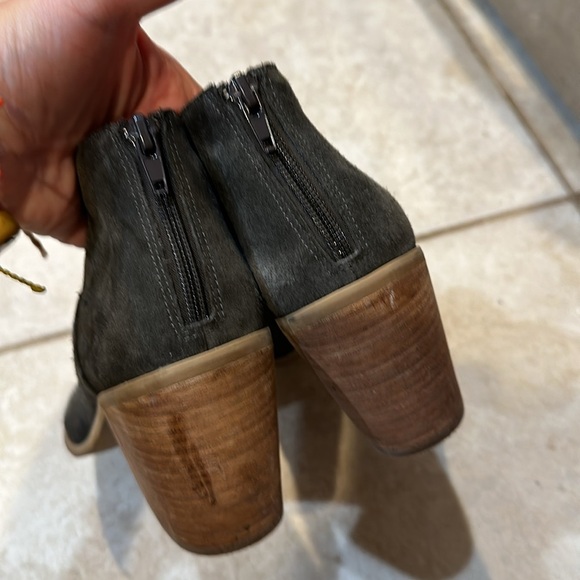 Susina Carina Grey Suede Stacked Heel Booties Boots 8.5 - Picture 4 of 6